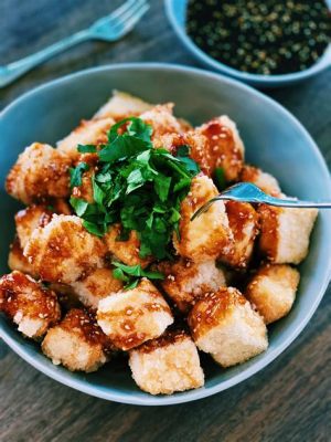  油炸酥脆老山豆腐皮，香辣誘人配上濃郁的芝麻醬